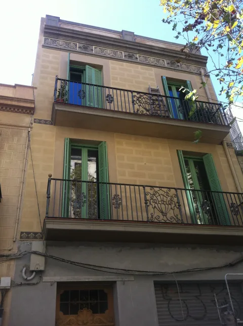 Sgraffito work with Brulles Pintors on a Poblenou façade
