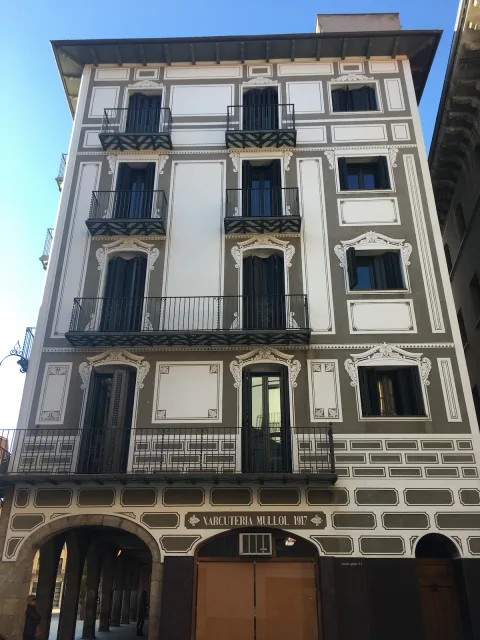 Sgraffito work with Estucs Campreciós on a façade in Ripoll