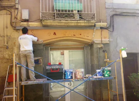Esgrafiado en Martorell con motivos de carnicería