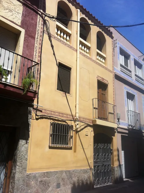 Esgrafiado con mortero de cal en Martorell
