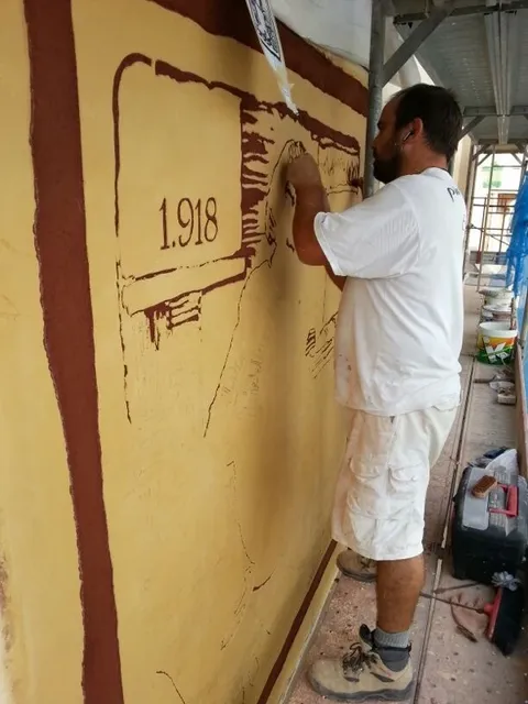 Aplicación artesanal de estuco de cal tradicional