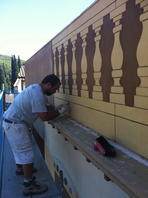 Acabado artesanal de estuco de cal tradicional