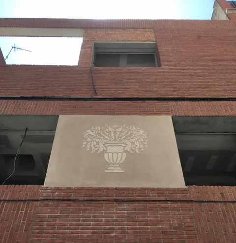 Esgrafiado de un jarrón en el Guinardó