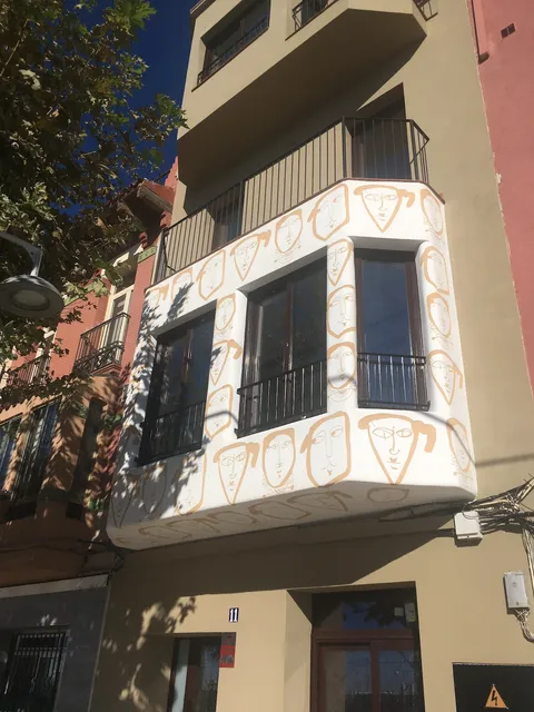 Esgrafiado con técnica antigua y decoración moderna en El Masnou