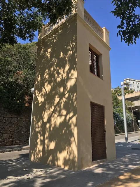 Torre acabada en estuco de cal liso lavado en Vallcarca