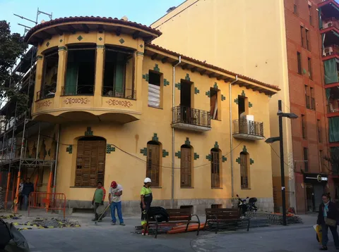 Estuco de cal fratasado en la fachada Vinyas de Mollet