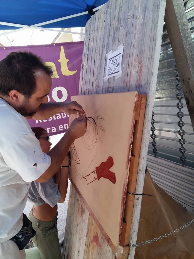 Xavi appliquant du stuc sur un mur